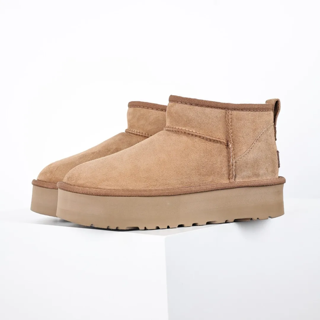 Pick up locally 💰560 The core recommendation is good price UGG Thick-soled short style Zhou Dongyu Same style series Xiaohongshu hot model Henan Longfeng leather production Sheepskin and wool integrated Top quality in the market 2-3 cm cashmere insole to keep warm in winter and suitable for home use UUG has launched a style series in the new year, partially skewed towards the preferences of young consumers, and has also been at the forefront of fashion trends. Shoe body material Water-repellent coated suede upper 17mm UGGPURE™ implanted wool insole Lightweight non-slip comfortable rubber outsole With brand LOGO Trademark Comes with full packaging Size: 35 36 37 38 39 40